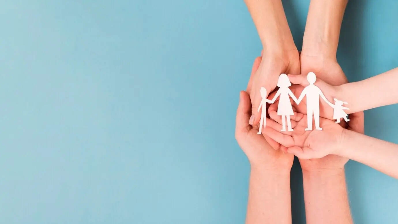 Милая концептуальная семейная композиция со свободным пространством для текста