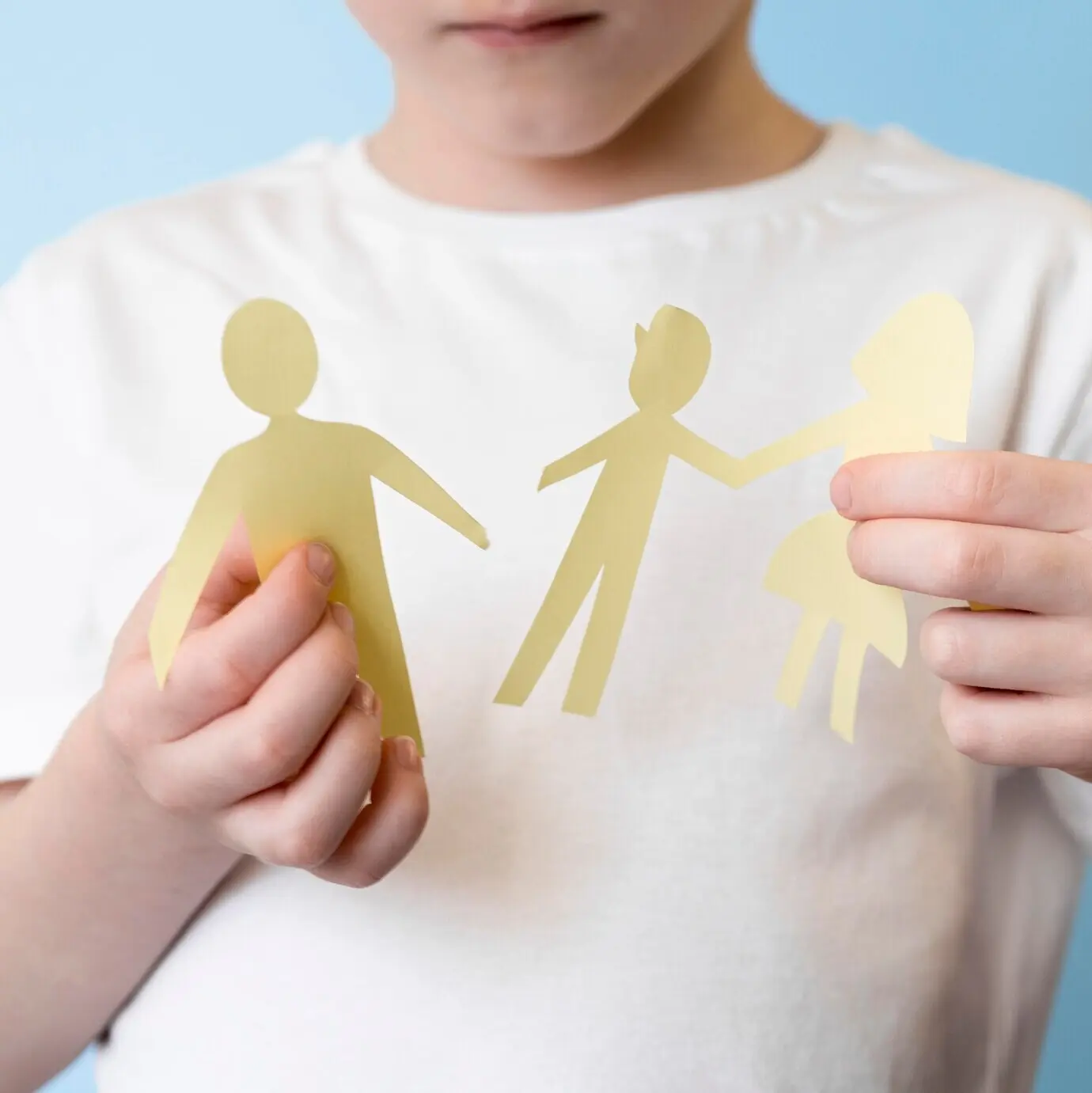 Ребёнок с бумажной фигуркой семьи